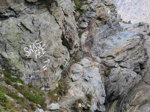der Bergpfad führt ausgesetzt und schmal am Ausläufer des Egginer herum