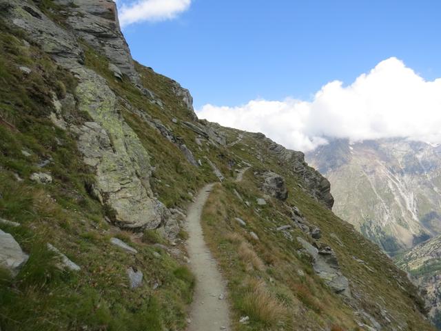 der Bergpfad führt weiter durch die steilen Flanken des Meiggertal. Hier sollte man nicht ausrutschen