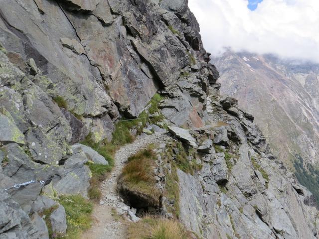 nichts zu schwache Nerven. Bei Punkt 2664 m.ü.M. wird der Weg schmal und ausgesetzt