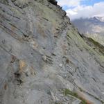 der Weg wurde an der steilen felsigen Flanke vom Mittaghorn herausgeschlagen. Nur nicht ausrutschen!