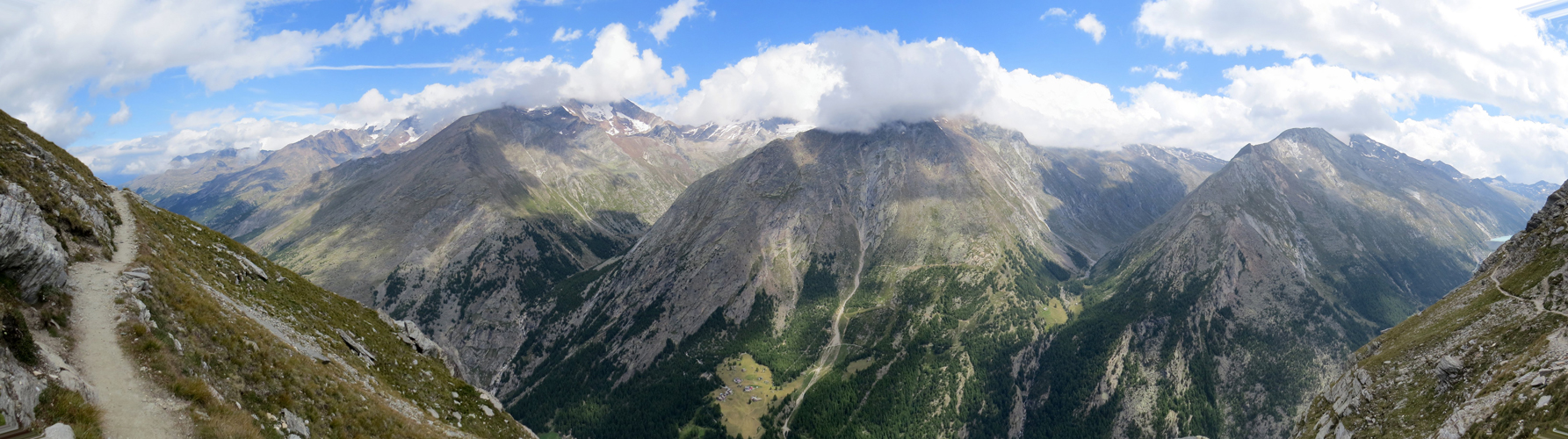 sehr schönes Breitbildfoto mit Blick auf das Saasertal, Almagellertal, Furgtälli und der Mattmark Stausee