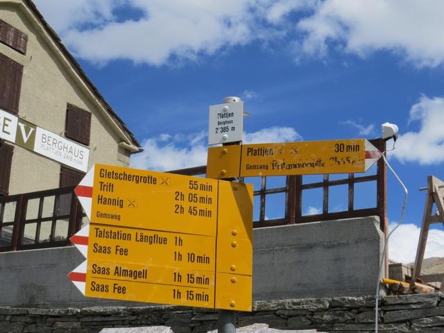 beim Berghaus Plattjen 2411 m.ü.M. Kurz nach dem Berghaus biegt der Wanderweg rechts ab zu Punkt 2260 m.ü.M.