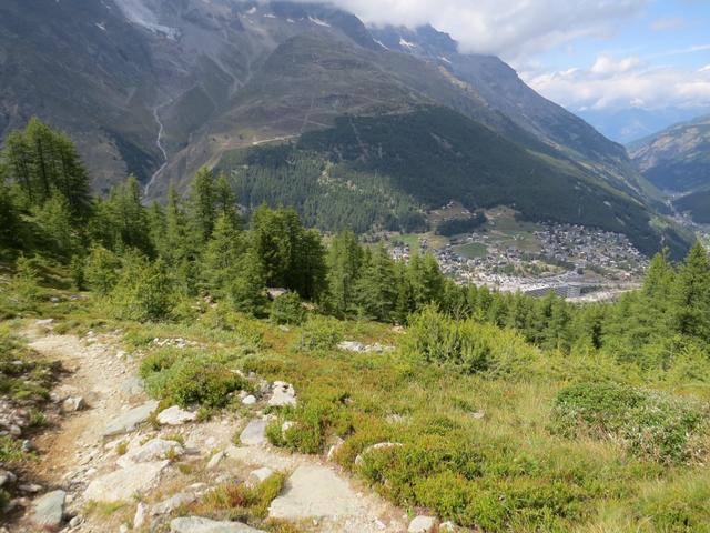 und immer wieder dieser schöne Blick auf Saas Fee, die Berge und das Saastal