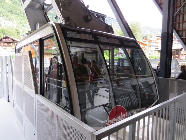 in ein paar Minuten fährt uns die grosse Seilbahn bequem hinauf nach Belalp