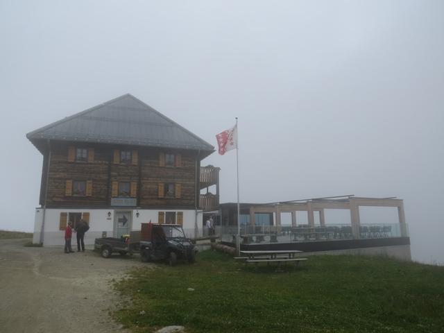 auf dem breiten Höhenweg erreichen wir das super schön gelegene Hotel Belalp 2130 m.ü.M.