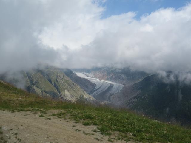 die Wolken lichten sich und wir können auf den Aletschgletscher hinabschauen