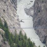 Tiefblick zur Hängebrücke die über die Schlucht vom Aletschgletscher führt. Über diese sind wir auch schon gelaufen