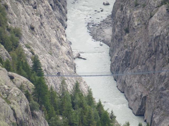 Tiefblick zur Hängebrücke die über die Schlucht vom Aletschgletscher führt. Über diese sind wir auch schon gelaufen