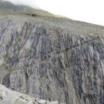 bei Punkt 2164 m.ü.M. erscheint zum ersten mal die Schlucht des Oberaletschgletscher mit dem Felsenweg