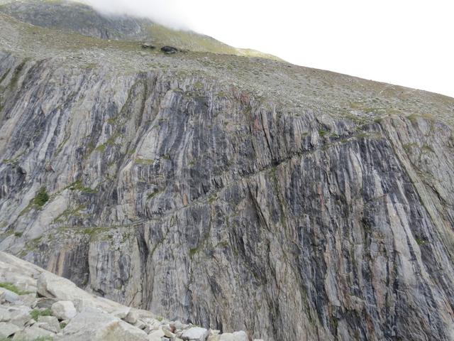 bei Punkt 2164 m.ü.M. erscheint zum ersten mal die Schlucht des Oberaletschgletscher mit dem Felsenweg