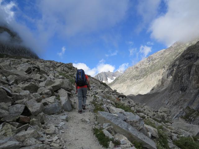 auf dem Weg hinein in die Schlucht