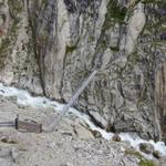 Tiefblick auf die Brücke, auf der man die Schlucht überquert