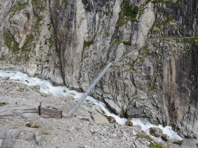 Tiefblick auf die Brücke, auf der man die Schlucht überquert