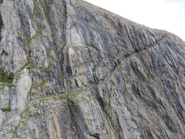 Blick auf der anderen Seite der Schlucht. Gut ersichtlich der Weg der aus dem Felsen herausgesprengt wurde