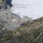 die Oberaletschhütte herangezoomt. Es ist noch ein weiter Weg bis zur Hütte