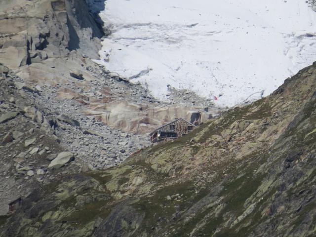 die Oberaletschhütte herangezoomt. Es ist noch ein weiter Weg bis zur Hütte