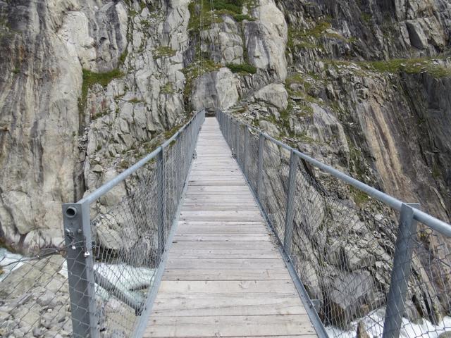 auf der gut erbauten Hängebrücke. Ohne diese währe es nicht möglich die Schlucht zu überqueren