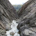 das Schmelzwasser des Oberaletschgletscher hat sich tief ins Gestein gegraben