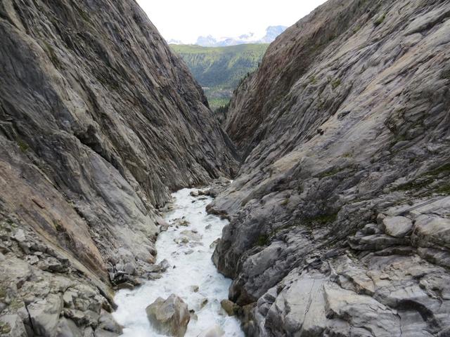 das Schmelzwasser des Oberaletschgletscher hat sich tief ins Gestein gegraben