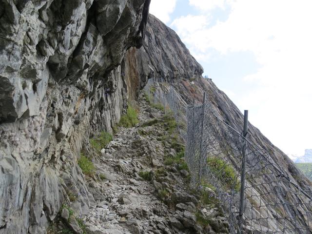 dem Fels abgerungen ist der komfortable Pfad, auf dem man die Klamm passiert