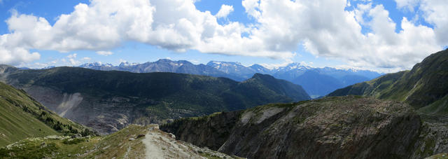 schönes Breitbildfoto mit Blick Richtung Aletschgletscher und Riederalp