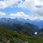 schönes Breitbildfoto mit Blick auf die Riederalp, Gibidum Stausee und die Walliser Berge