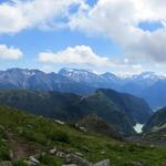 schönes Breitbildfoto mit Blick auf die Riederalp, Gibidum Stausee und die Walliser Berge