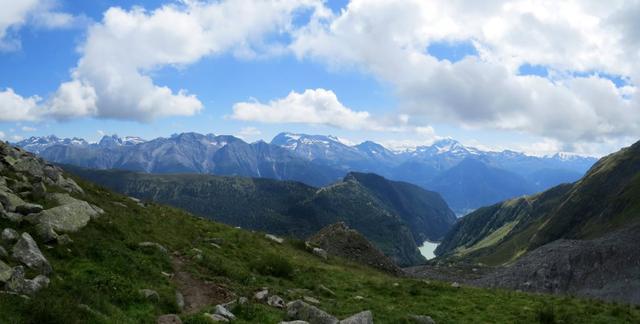 schönes Breitbildfoto mit Blick auf die Riederalp, Gibidum Stausee und die Walliser Berge