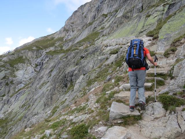 wir gewinnen weiter an Höhe und wandern zu Punkt 2586 m.ü.M.