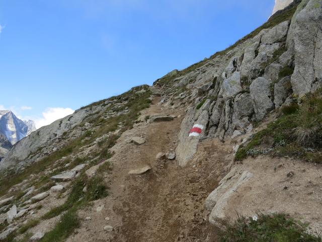 der Weg ist weiss-rot-weiss. Meiner Meinung nach eher weiss-blau-weiss