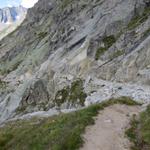 an vielen Stellen wurde der Weg aus dem Felsen gesprengt