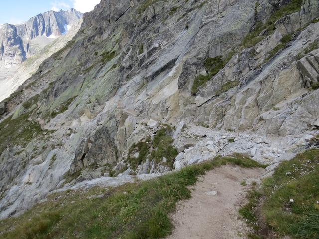 an vielen Stellen wurde der Weg aus dem Felsen gesprengt