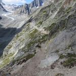der alte Weg zur Oberaletschhütte führte früher über den Gletscher. Gut ersichtlich wieviel Masse er verloren hat