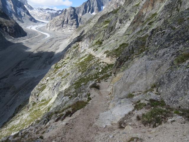 der alte Weg zur Oberaletschhütte führte früher über den Gletscher. Gut ersichtlich wieviel Masse er verloren hat