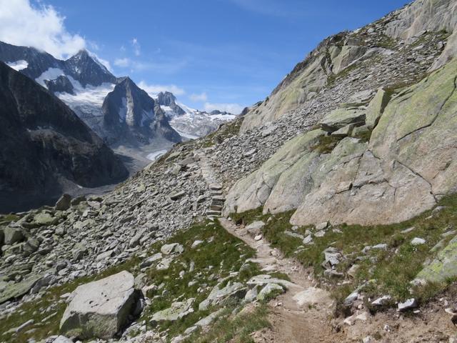 der Hüttenweg führt alles der steilen Felswand vom Grossen Fusshorn entlang