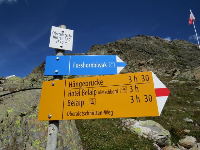 Wegweiser bei der Oberaletschhütte 2640 m.ü.M.
