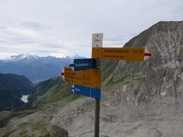 beim Wegweiser Punkt 2586 m.ü.M.