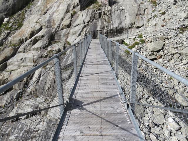 wieder überqueren wir die Hängebrücke