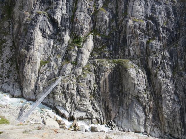 Blick zurück zum Felsenweg und zur Hängebrücke