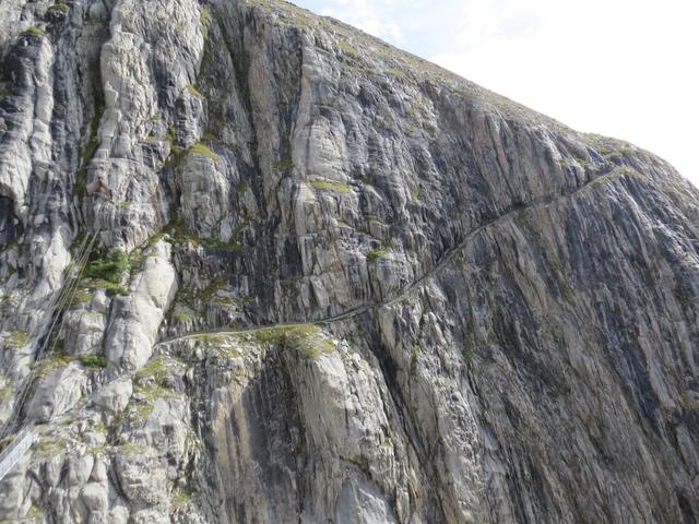 dieser Felsenweg wurde ursprünglich nicht wegen den Wanderer erstellt, sondern wegen den Weidenflächen für die Schafe