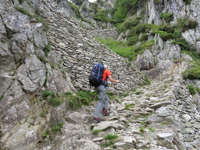 Tonnen von Steinen wurden hier für diesen serpentinenartige Bergweg gebraucht