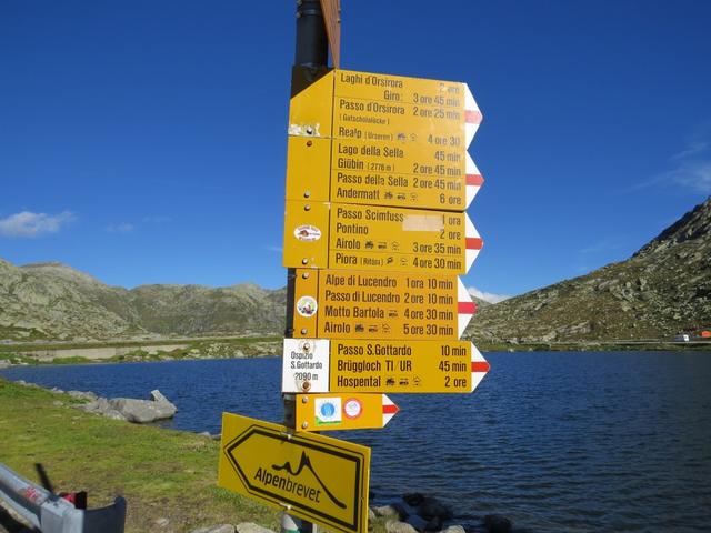 Wegweiser auf dem Gotthardpass 2090 m.ü.M.