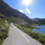 wir verlassen den lärmigen Gotthardpass und wandern am Lago dei Morti vorbei taleinwärts