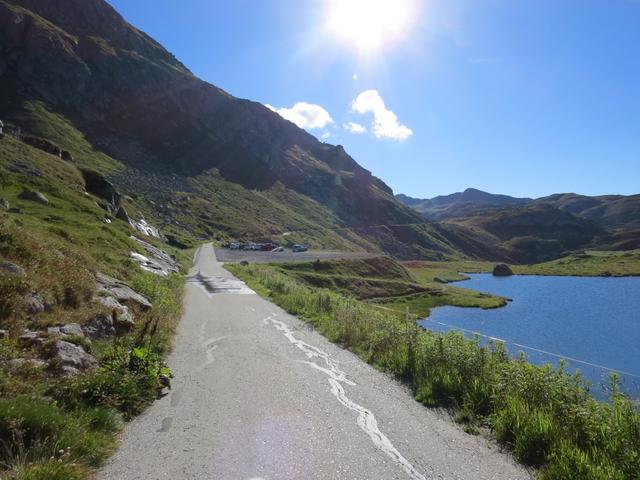 wir verlassen den lärmigen Gotthardpass und wandern am Lago dei Morti vorbei taleinwärts