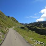 über eine Asphaltstrasse geht es zum Stausee Lago della Sella