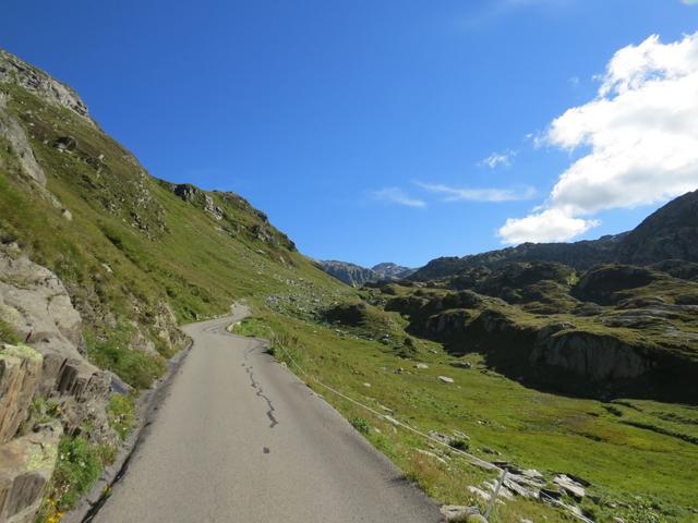 über eine Asphaltstrasse geht es zum Stausee Lago della Sella