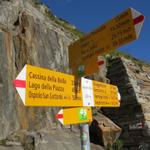 Wegweiser auf der Staumauer 2257 m.ü.M. hier biegen wir rechts ab und laufen über die Staumauer