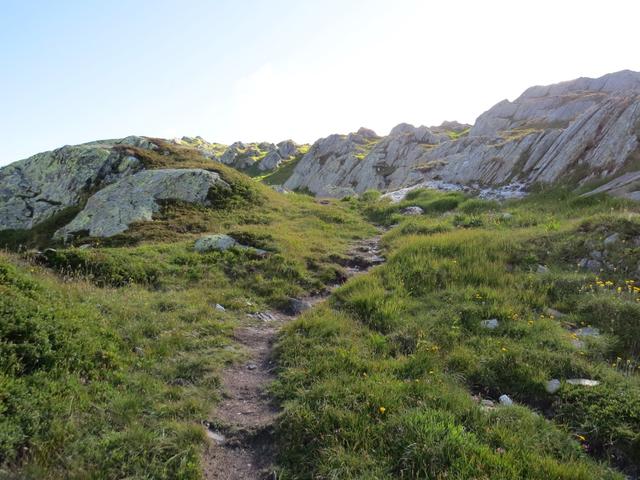 wir haben den Stausee hinter uns gelassen und wandern nun auf guten Pfaden zu den Laghetti degli Ovi