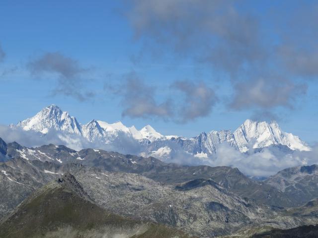 Blick in die Berner Alpen. In der Bildmitte sieht man sogar den Mönch