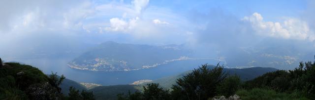 schönes Breitbildfoto mit Blick auf den Lago di Lugano und Morcote